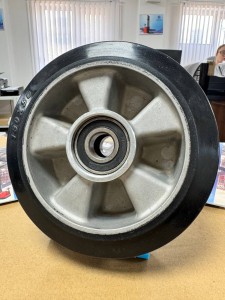Резиновое рулевое колесо для гидравлической тележки 180 мм