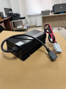 Внутреннее зарядное устройство Li-ion для самоходного штабелера