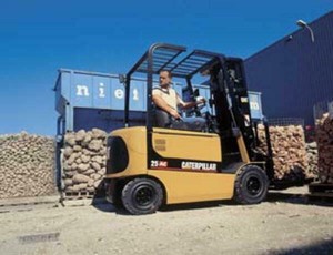 Вилочный электрический погрузчик Caterpillar EP-25K б/у
